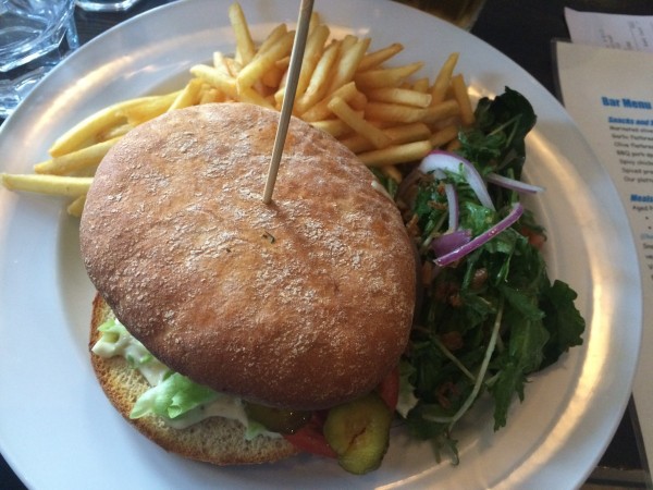 burger au cerf du pub.